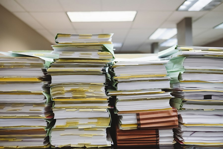 事務室の机に高く積まれた書類の束