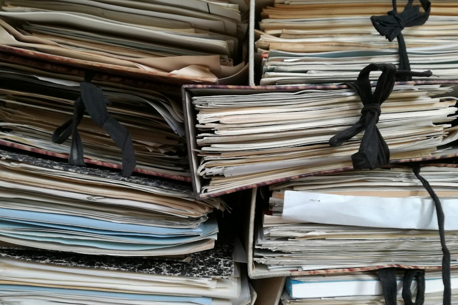 ひもで束ねられた書類のファイル